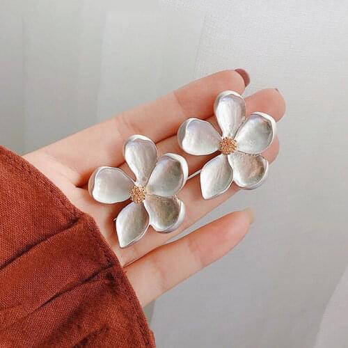 Trendy Metal Flower Stud Earrings Vintage Korean Fashion Charm Jewelry Hot Statement Earring for Women Gifts Wholesale