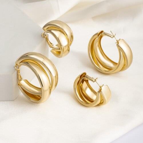 2021 new simple and fashionable Korean version of elegant temperament pendant wild exquisite metal round female earring trend