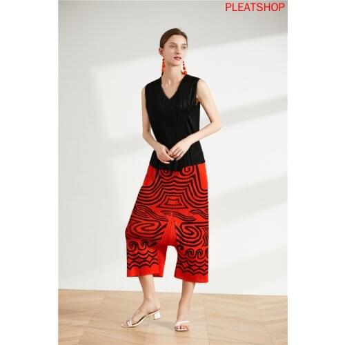 2020 New MIYAKE Womens Summer Two-Piece Sleeveless Chiffon Top Capri Culottes Printed Casual Fashion Suit Female Two Piece Set