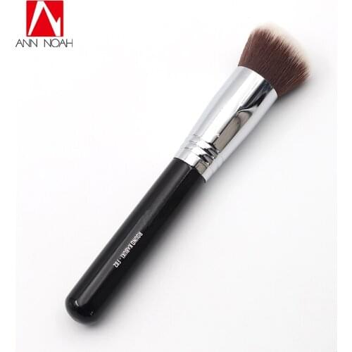 Professional Makeup Wood Handle Exclusive Soft Dense Synthetic Fiber Flawless F82 Round Head Kabuki Powder Brush