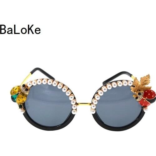 Baroque Retro Pearl Sunglasses Women Hand Made Fashion Insect Beach Sunglasses Ladies Round Oversize Sunglasses Gifts