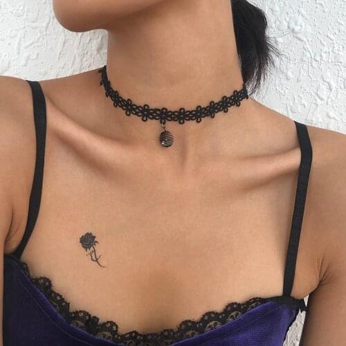 Lalynnly New Gothic Lace Hollow Flower Collar Womens Rhinestone Round Pendant Necklace Halloween Sweet Gift Ornaments N9272