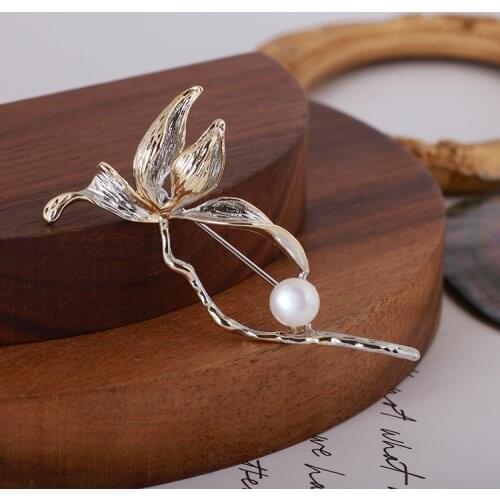 European and American fashion dead leaf shape inlaid pearl gold hit personality simple elegant temperament brooch girl