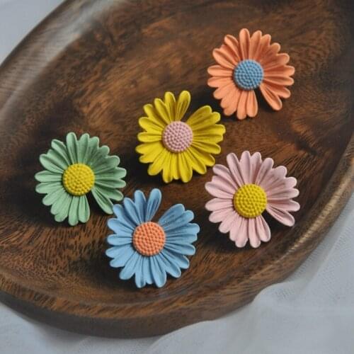 Autumn home: Japanese lovely rainbow paint Little Daisy sun flower high grade anti walk light button brooch brooch girl
