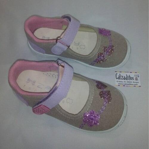 Merceditas en taupé con malva padded con velcro, de Zapy Girls