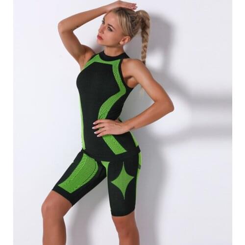 Seamless Striped Sports Yoga Set Wear Two-Piece Outdoor Sports Yoga Vest And High Waist Gym Shorts Set Running Tracksuits
