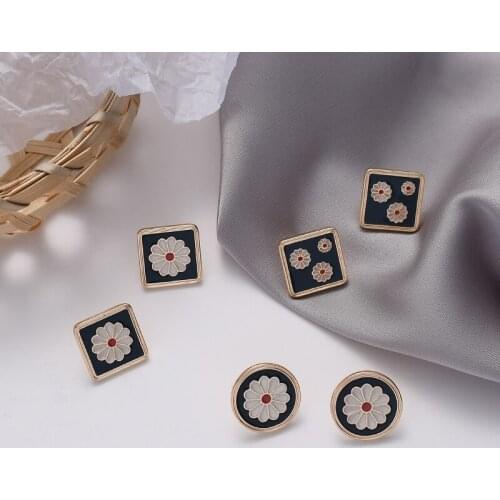 Vintage Enamel Glazed Small Daisy Square Earrings Minimalist Geometric Flower Round Stud Earrings Women Jewelry Party New Design