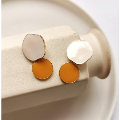 Original oil turmeric white contrast color metal round style geometric Cip on earrings Korean temperament simple female earrings