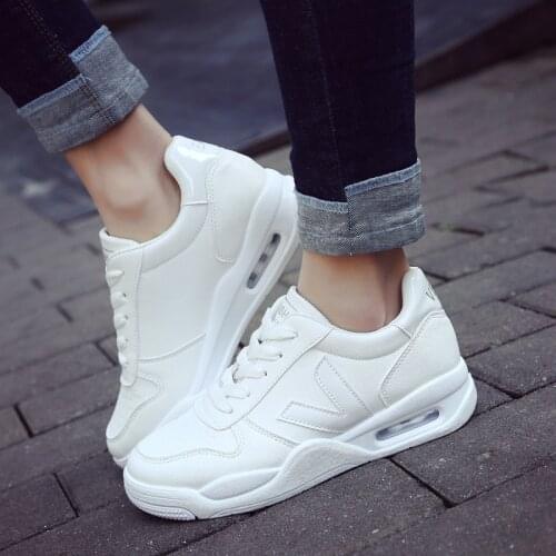 Breathable Comfortable White Sport Shoes Woman Flat Soled Leather Shoes Travel Cushion White Shoes Fitness Sneaker Walking Shoes