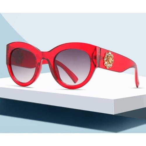 2020 New Fashion Personalized Metal Decorative Women Sunglasses Irregular Small Frame Lady Sunglasses UV400 De Sol