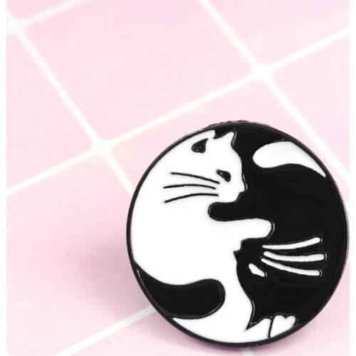 Round Black Cat White Cat Stitching Enamel Metal Brooch Cute Cartoon Badge Pin Trendy Retro Kids Dress Backpack Jewelry Gift