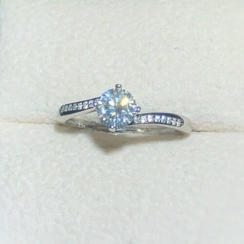 Moissanite 0.5ct Hardness 9.3, diamond substitutes, can be tested by instruments. Popular jewelry