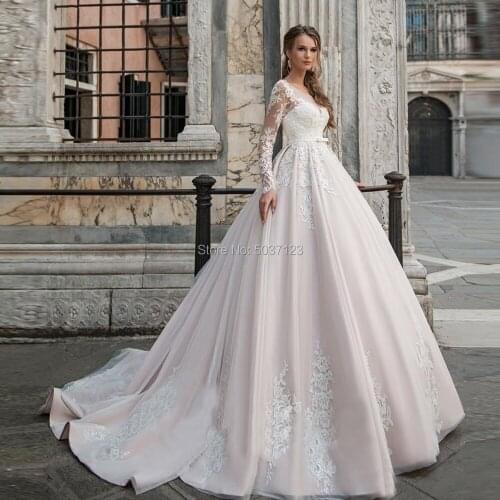 Luxury Pearl Pink Wedding Dresses with Lace Appliques Long Sleeves Scoop Neckline Buttons Back Court Train Wedding Bride Gowns