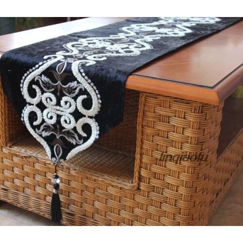 Modern simple European three-dimensional flower-shaped flannel table decoration table runner