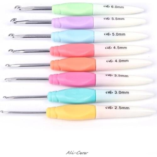 8Pcs/Set Soft Plastic Handle Aluminum Crochet Hooks Knitting Needles Kit Multicolor