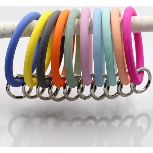 2019 Fashion O Silica Gel Wear Bracelet Keychain for Women Gifts Trendy Exaggerated Circle Wristlet Keychain Unisex Jewelry