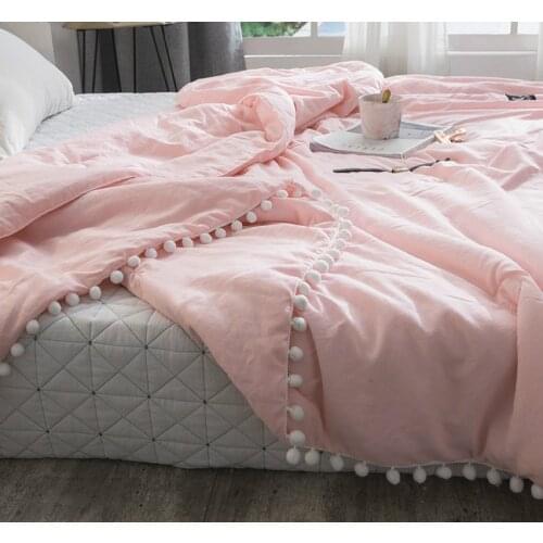 Soft Blankets and Blankets Decorated with Small Blankets Are Washed with Soft Warm Hoods and Air-conditioning Quilts