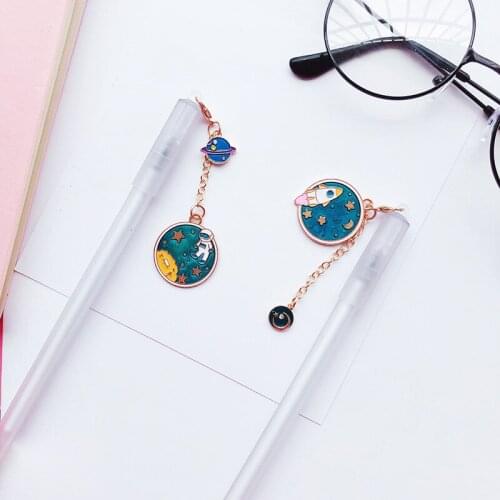 2pcs Wandering Space Pendant Gel Pen Set Rocket Astronaut 0.5mm Black Ink Ballpoint Gift Stationery Office School Supplies H6610