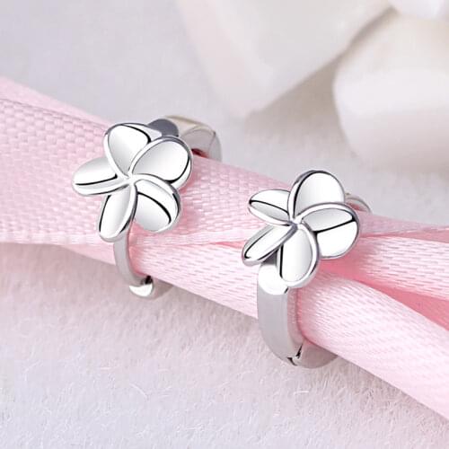 Womens Fashion Simple Style Hoop Earrings With Five leaf flower Loops Minimal Huggies Charming Earring Piercing Jewelry Gifts