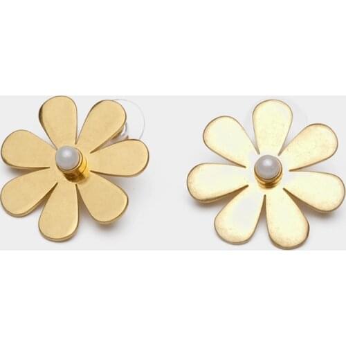 Amorita boutique Lovely metal flowers with pearl stud earrings