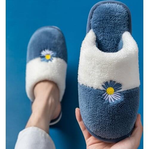 Autumn Winter Cheap Indoor Slippers Men Cute Daisy Embroid Furry Slides Men Comfortable Warm Couple Home Slippers zapatos hombre