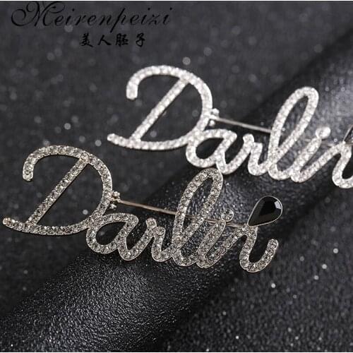 Meirenpeizi Fashion Metal Geometric Irregular English Letter Brooch New Hot Sale Gold Tone Initial Letter Fashion Brooch Brooch