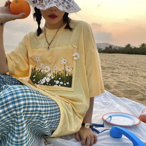 Literary cloth stickers daisy print couple T-shirt women 2021 Korean half-sleeved oversized fashion casual short-sleeved women
