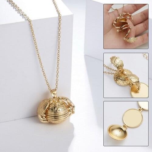 Lying pig Women's Medallions