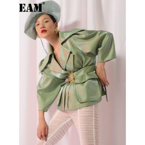 [EAM] 2021 New Spring Lapel Large Shoulder Long Sleeve Green Waist Bandage Pocket Loose Jacket Women Fashion Tide JH582