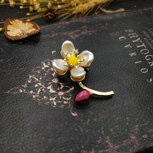 Vanssey Fashion Jewelry Flower Bud Clover Natural Baroque Pearl Handmade Glass Brooch Pin Accessories for Women 2018 New