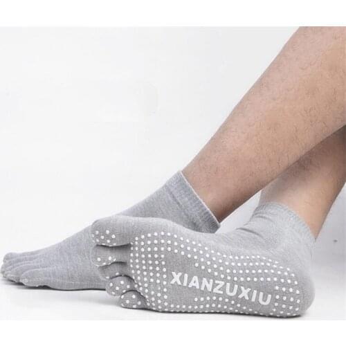 1Pair Mens Cotton Sports Non-slip Yoga Socks with Grips Breathable Anti Skid Floor Socks for Pilates Gym Fitness 4 colors