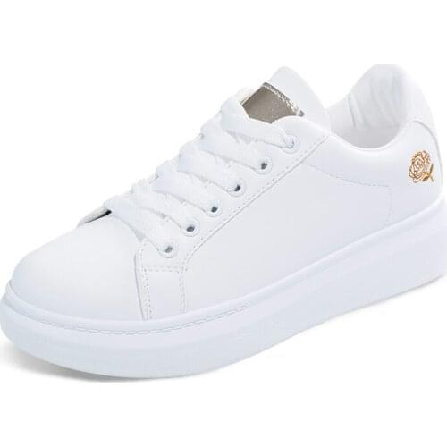 Small white shoes women 2020 spring and autumn wild thick bottom shoes explosion models casual sports shoes womens shoes