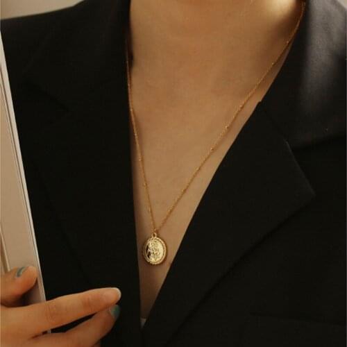 Original Designer Necklace Round Card Character Portrait Engraving Retro Classic Chain Simple Charm Temperament Clavicle Chain