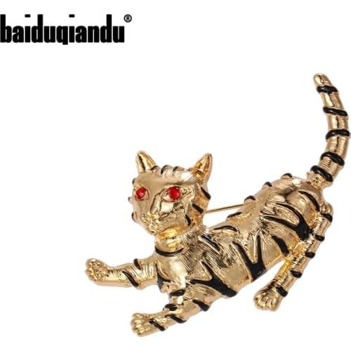 Baiduqiandu Lovely Cat Brooches Gold and Black Color Animal Pins With Red Eyes Party Casual Brooch Pins Gifts 2021 New Arrival