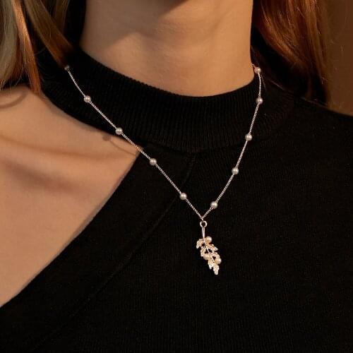 Creative Simple Gold Color Leaf Pendant Necklace Womens Trend Punk Pearl Beaded Chain Pendant Fashion Ladies Party Jewelry Gift