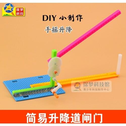 Simple hand-operated road gate lift gate toll pole DIY technology small production small invention toy handmade model