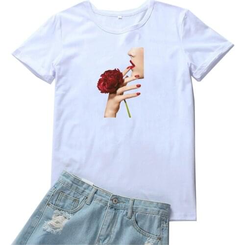 Holding Flowers Women Tshirt Aesthetic Pattern Women T-shirt Fashion Printing Women Tshirts Vintage Printed Camisetas Mujer