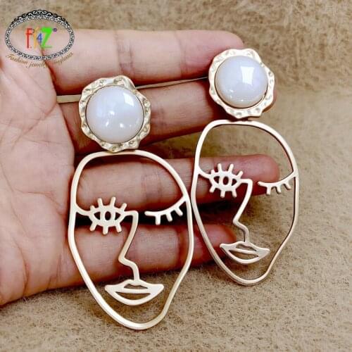 F.J4Z New Designer Hollow Human Face Earrings Classic Simulated Pearl Big Dangle Earring Womens Statement Earring