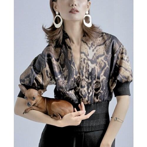 Designer Leopard Partten Rib Knit Patchwork Viscose Satin Top Plunge Deep V-Neck Cheetah Animal Print Dropped Elbow Sleeve Shirt