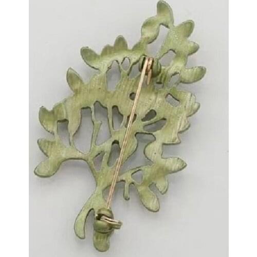 Brooch bakepaint leaf pearl hollow out green leaf alloy of autumn and winter new sweater cardigan coat wind coat fashion is all