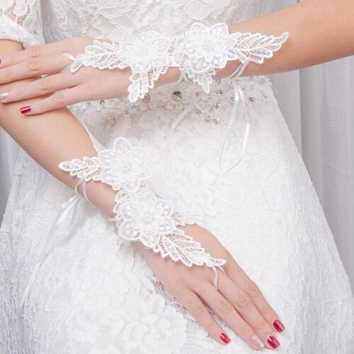 A pair of Short White Fingerless Wedding Gloves Finger Wrist Long Flower Tulle Ladies Wedding Bridal Gloves Dress Accessories