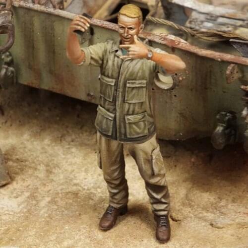 1/35 Resin Model figure GK Soldier SELFIE SOLDIER Military theme of WWII Unassembled and unpainted kit