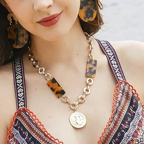 Unique coin alloy necklace for men fashion exaggerated handmade resin acrylic acetate chain coin choker for women jewelry2021