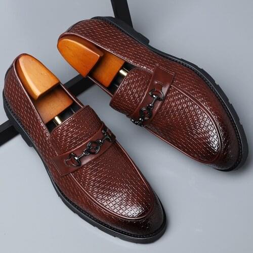 New Luxury Pointed Toe Metal Decoration Driving Shoes Men Casual Loafers Business Formal Dress Footwear Zapatos Hombre