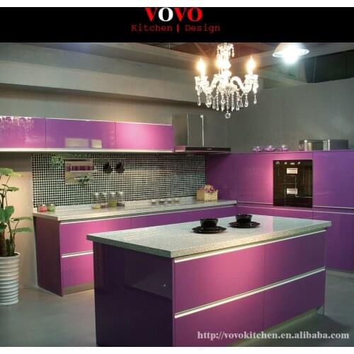 Kitchen cabinet in high gloss purple lacquer