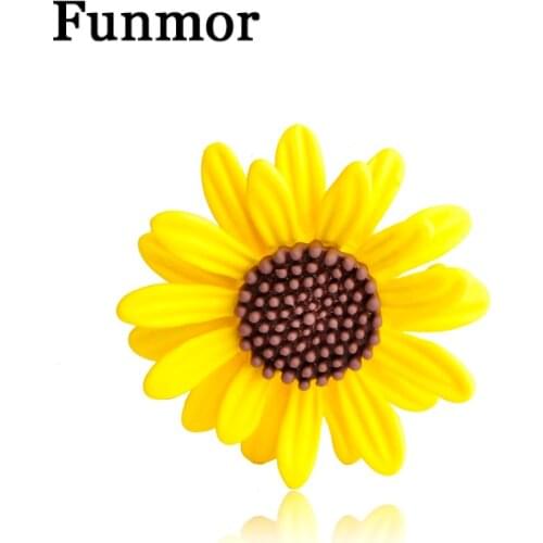 Funmor Yellow Sunflower Warm Icon Brooches Pin For Women Cute Enamel Jewelry Broche Kids Lovely Backpack Pendant Cardigan Clips