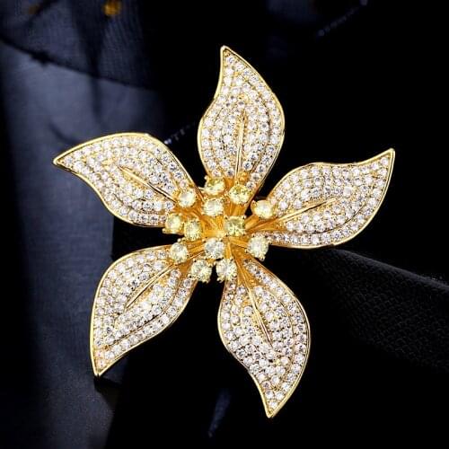 Beautiful Yellow Zircon Flower Brooches for Women Men Gold Color Brooch Wedding Dress Accessory Rhinestone Lapel Pins Jewelry