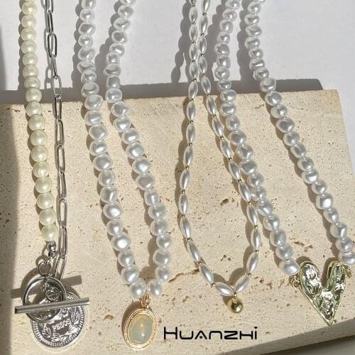 Vintage Baroque Irregular Pearl Choker Metal Heart Pendant Green Rhinestone Necklace for Women HUANZHI 2021 New Wedding Jewelry