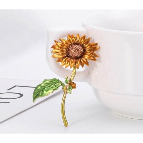 Enamel Sunflower Brooches For Women Yellow Color Elegant Autumn Style Fashion Jewelry Luxury Coat Pin For Lady Jewelry Gift