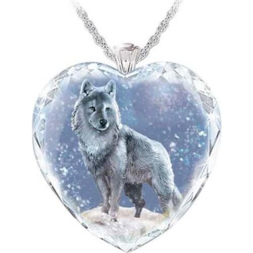 Exquisite fashion creative heart-shaped glass crystal necklace wolf pattern pendant elegant simple fashion jewelry temperament g